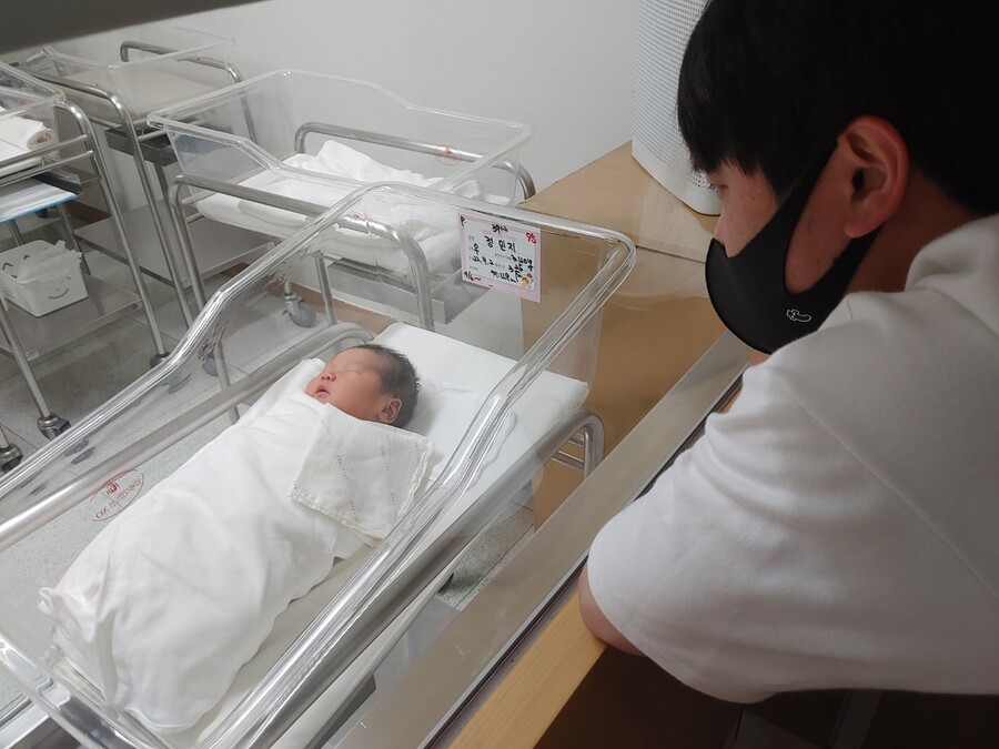 ▲ kt 김준태(오른쪽)이 2일 건강한 딸을 얻었다.