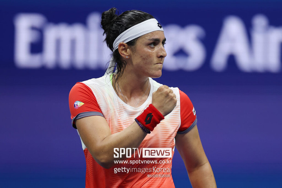 ▲ 온스 자베르가 2022년 US오픈 여자 단식 8강전에서 득점을 올린 뒤 주먹을 불끈 쥐고 있다.