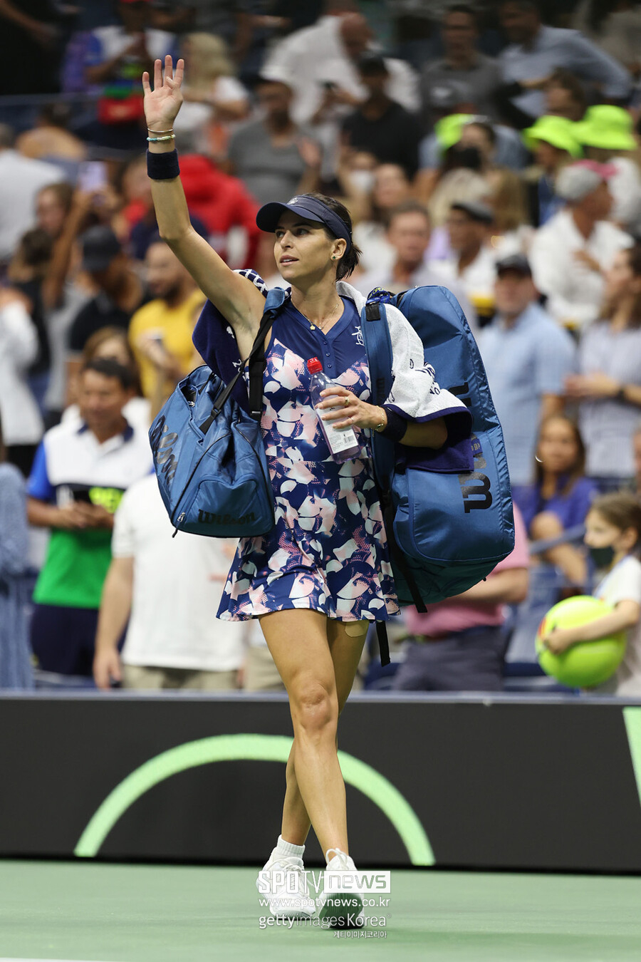 ▲ 2022 US오픈 여자 단식 8강에서 탈락한 아일라 톰랴노비치가 관중들의 갈채에 답례하며 코트에서 퇴장하고 있다.