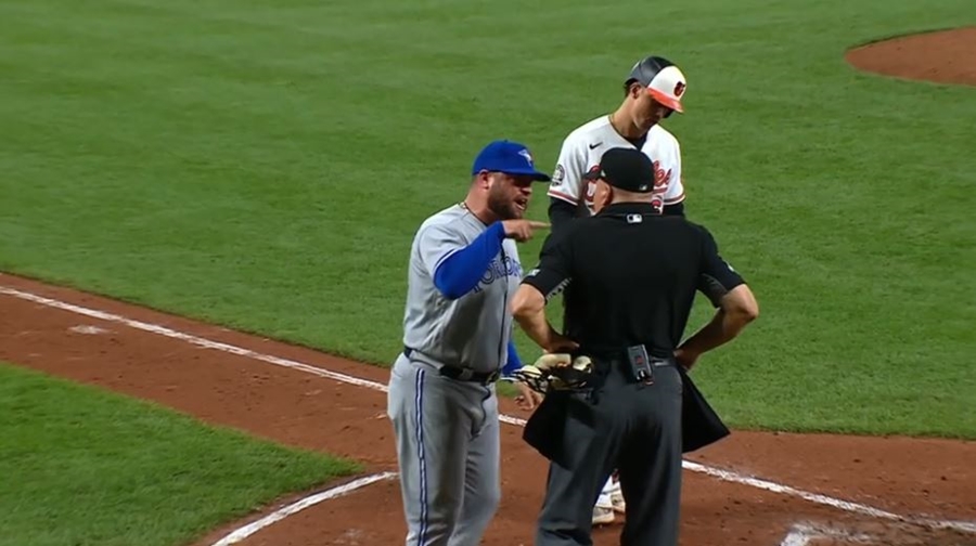 ▲ 존 슈나이더 토론토 감독 대행(왼쪽)이 심판진에 어필하다 퇴장당했다. ⓒMLB.com 중계 화면 캡처