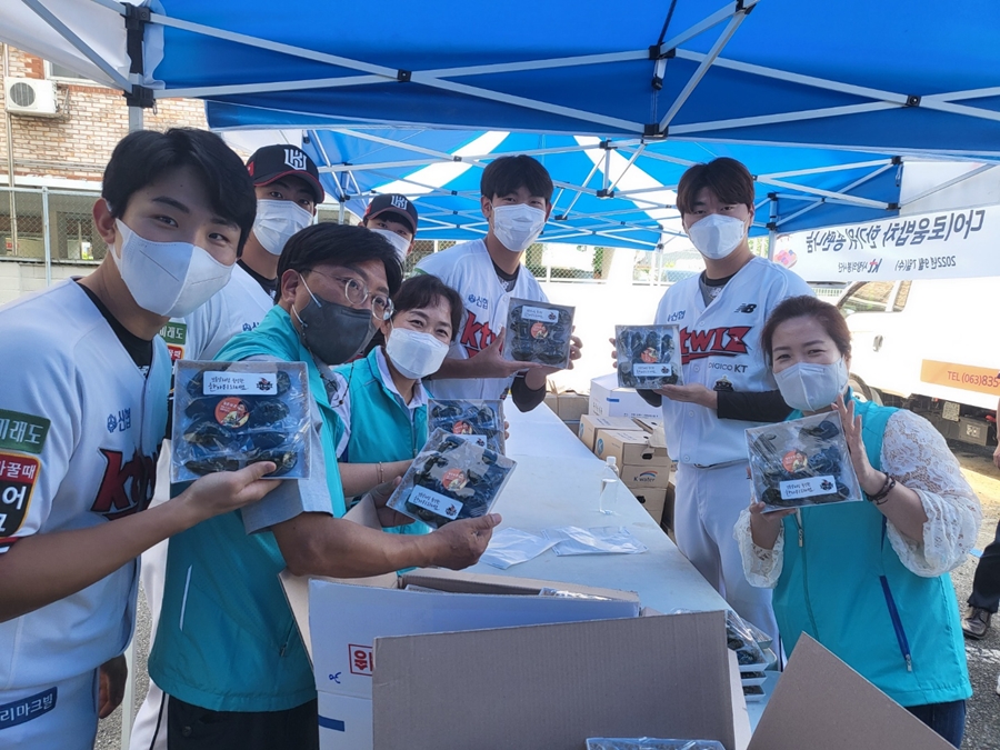 ▲ kt 위즈 퓨처스리그 선수단은 7일 익산 행복나눔 마켓뱅크에서 익산 지역 소외계층을 위한 ‘다이로움 밥차’ 행사를 진행했다. ⓒkt 위즈