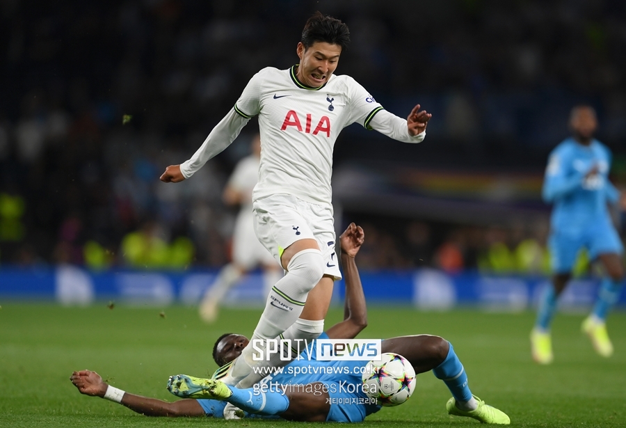 손흥민에게 태클하는 찬셀 음벰바