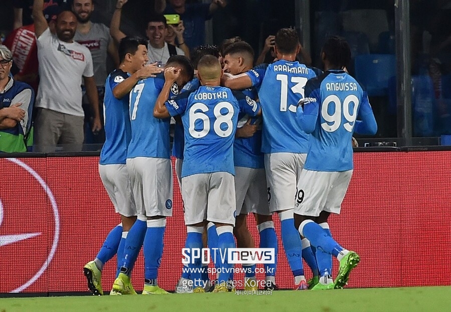 ▲ 김민재(나폴리)가 팀 동료들과 득점의 기쁨을 나누고 있다.