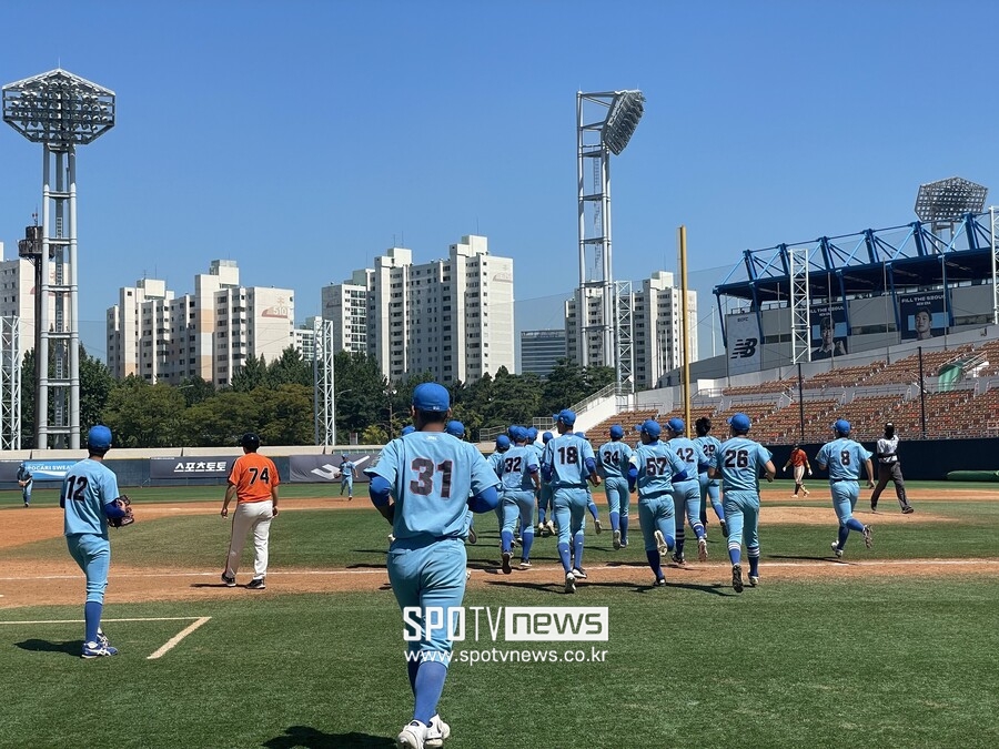 ▲부산고 선수들이 8일 목동구장에서 열린 봉황대기 북일고와 준결승에서 승리한 뒤 기뻐하고 있다. ⓒ목동, 최민우 기자