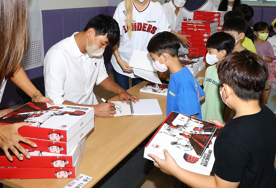 ▲ ‘KK 드림 기프트’ 전달 행사에 참여한 김광현. ⓒSSG 랜더스