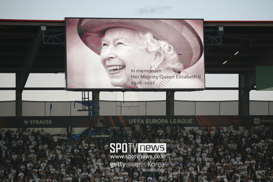 ▲ UEFA 유로파 리그 경기 도중, 엘리자베스 2세 영국 여왕의 서거를 애도하고 있다.