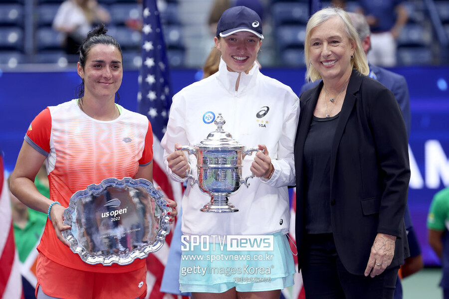 ▲ 2022년 US오픈 여자 단식에서 우승한 이가 시비옹테크(가운데)와 준우승한 온스 자베르(왼쪽) 시상자로 참석한 테니스의 전설 마르티나 나브라틸로바