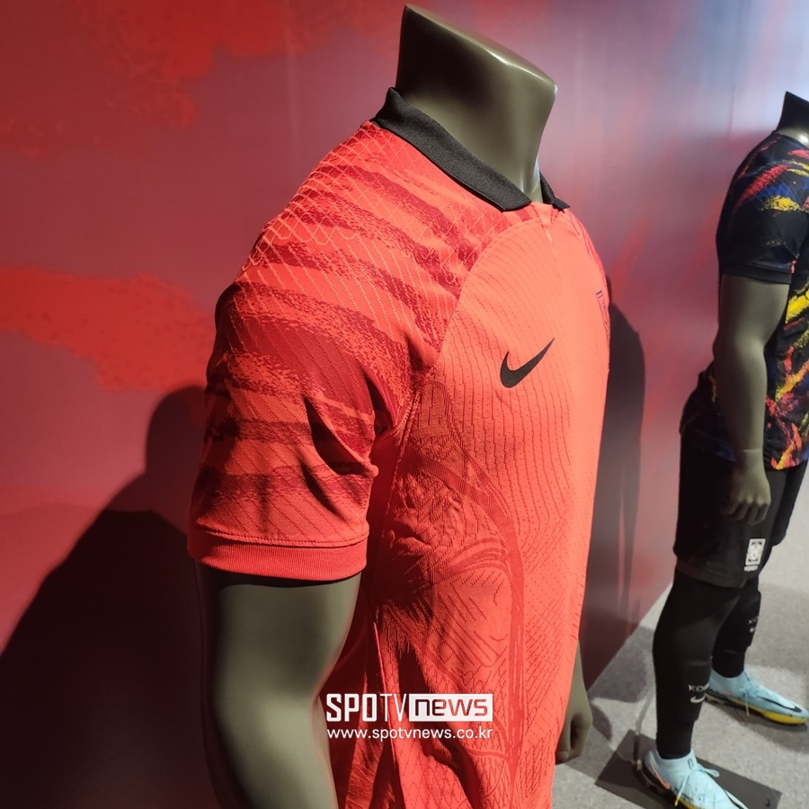 한국 축구대표팀 새 홈 유니폼 어깨엔 호랑이 줄무늬를 형상화한 패턴이 들어가 있다.