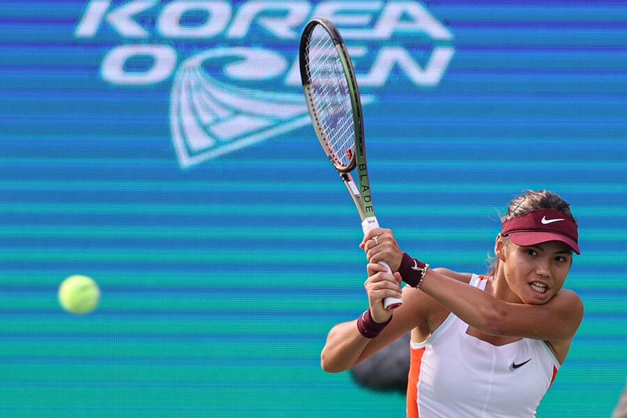 ▲ 에마 라두카누가 2022 WTA 투어 코리아오픈에서 경기를 펼치고 있다.