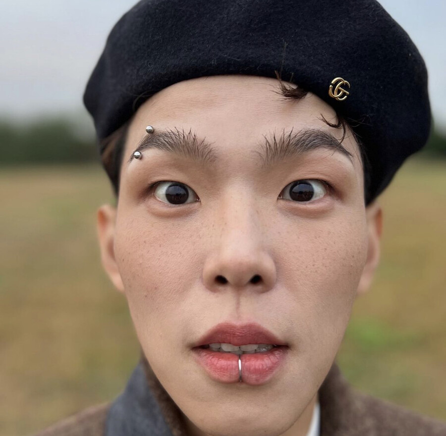 입술 뚫고 눈썹 피어싱…폴킴, '순둥이 발라더' 벗어던졌다 입술 뚫고 눈썹 피어싱…폴킴, '순둥이 발라더' 벗어던졌다