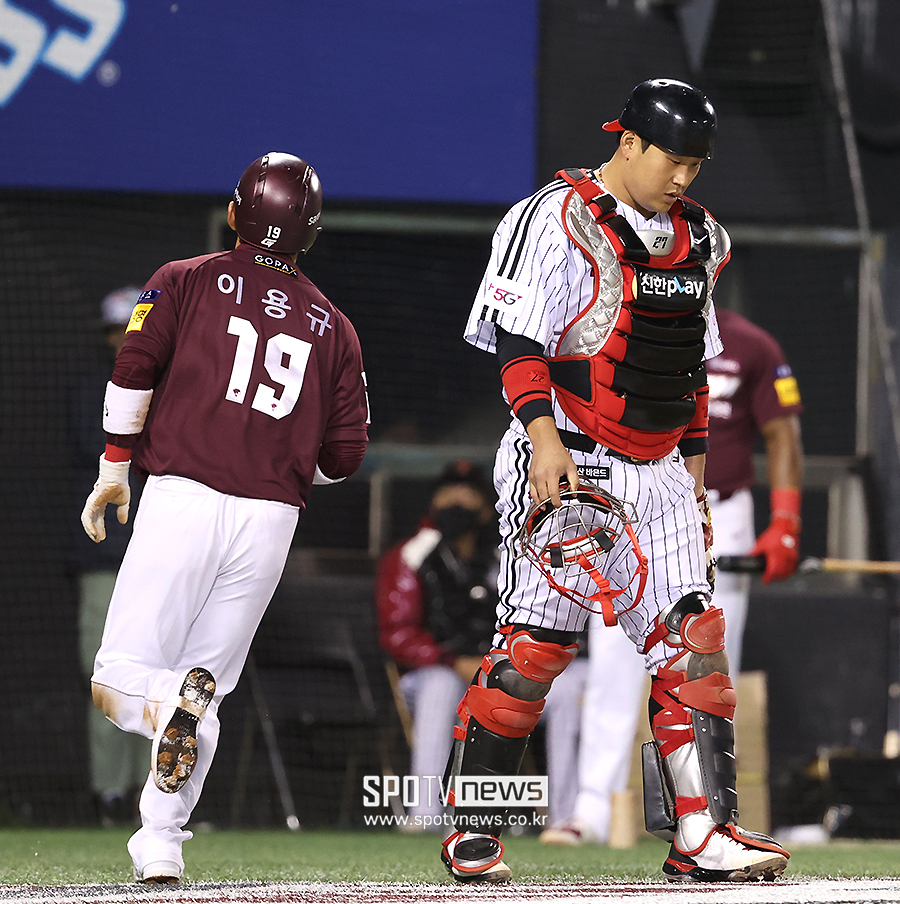포토S] 폭투로 선취 득점 내준 LG < 현장취재기사 < 야구 < 기사본문 - SPOTV NEWS