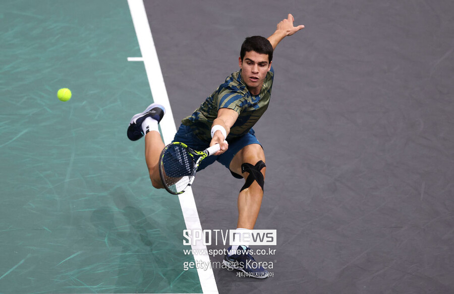 ▲ 카를로스 알카라스가 2022년 ATP 투어 롤렉스 파리 마스터스에서 경기를 펼치고 있다.