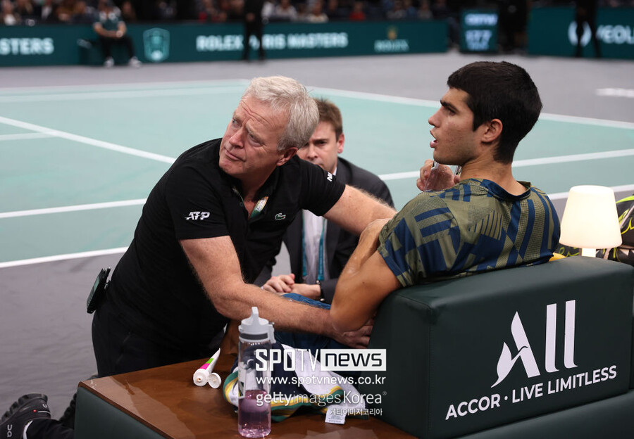 ▲ 카를로스 알카라스가 2022년 ATP 투어 롤렉스 파리 마스터스 단식 8강전 2세트 경기 도중 복부 통증으로 치료를 받고 있다.