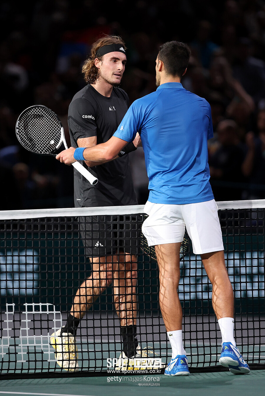 ▲ 노박 조코비치(앞)와 스테파노스 치치파스가 2022년 ATP 투어 롤렉스 파리 마스터스 준결승전을 마친 뒤 서로 격려하고 있다.