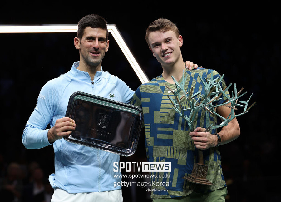 ▲ 2022 ATP 투어 롤렉스 파리 마스터스 단식에서 우승한 홀게르 루네(오른쪽)와 준우승한 노박 조코비치