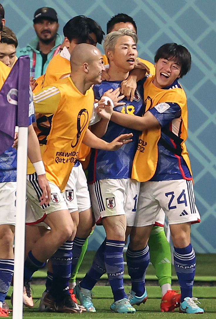 ▲ 아사노 다쿠미(사진 위 가운데)의 결승골로 독일을 2-1로 격파한 일본 축구대표팀이 좋아하고 있다. ⓒ연합뉴스