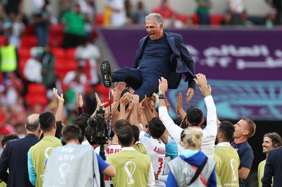 ▲ 이란이 웨일스를 꺾고 2022 카타르 월드컵 첫 승을 신고했다. 선수들이 카를로스 케이로스 감독을 헹가래 치고 있다. ⓒ연합뉴스/REUTERS