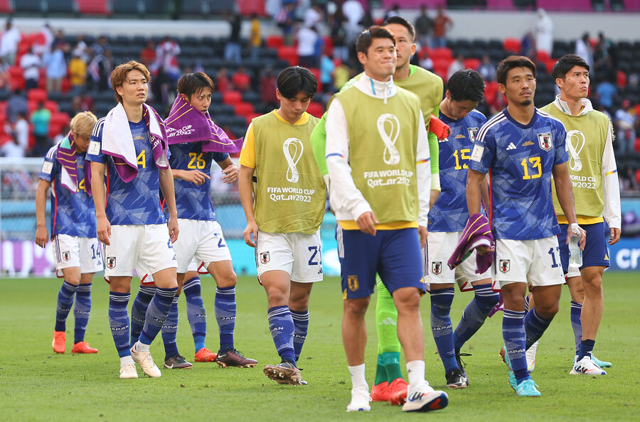 ▲ 코스타리카전에서 수비에 밀려 넘어진 이토 준야(사진 위), 0-1로 패한 뒤 선수들이 관중석의 일본 팬들에게 인사하고 있다. ⓒ연합뉴스