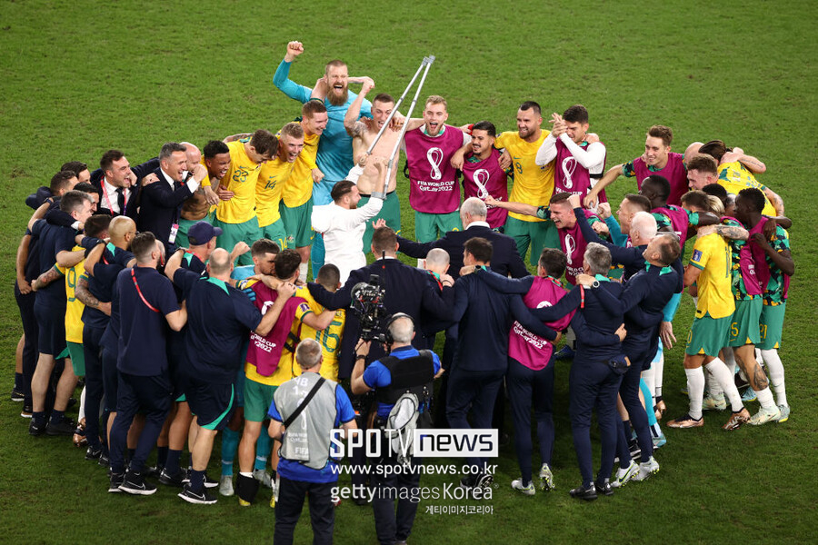 ▲ 2022 카타르 월드컵 16강 진출을 확정한 호주 선수들과 코칭 스태프들이 기뻐하고 있다.