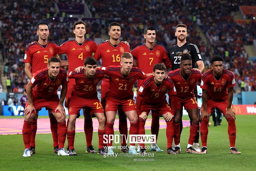 ▲ 2일(한국시간) 스페인 국가대표팀이 일본과 경기를 앞두고 기념촬영하고 있다.