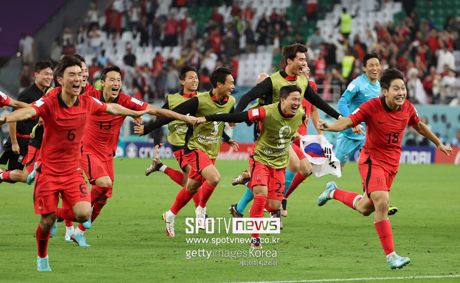▲ 2022 카타르 월드컵 16강 진출을 확정한 뒤 세리머니하는 한국 축구 대표팀