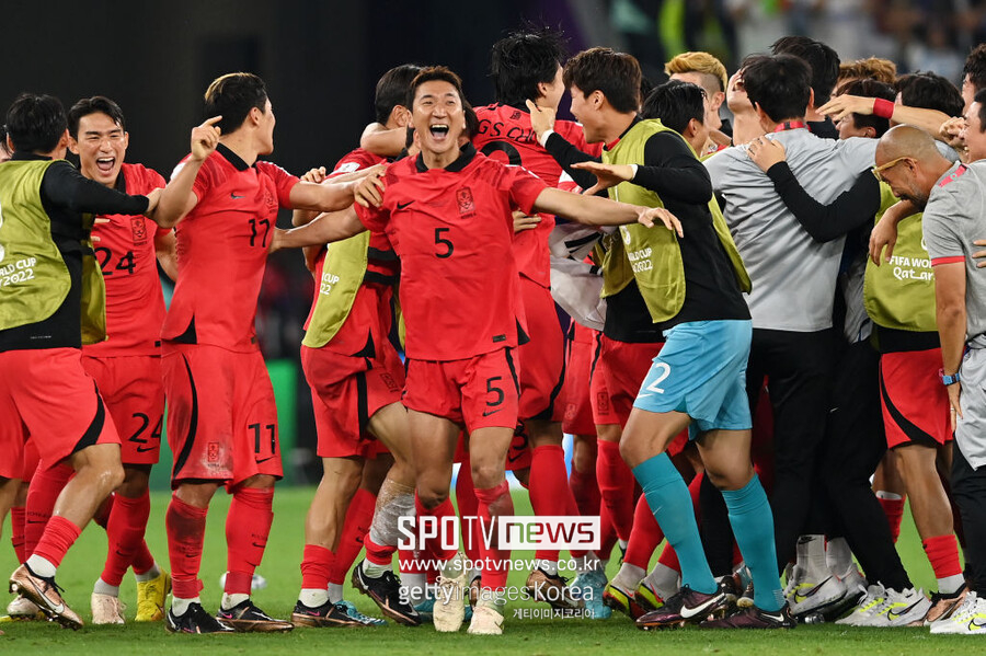 ▲ 2022 카타르 월드컵 16강 진출을 확정한 뒤 환호하는 한국 축구 대표팀