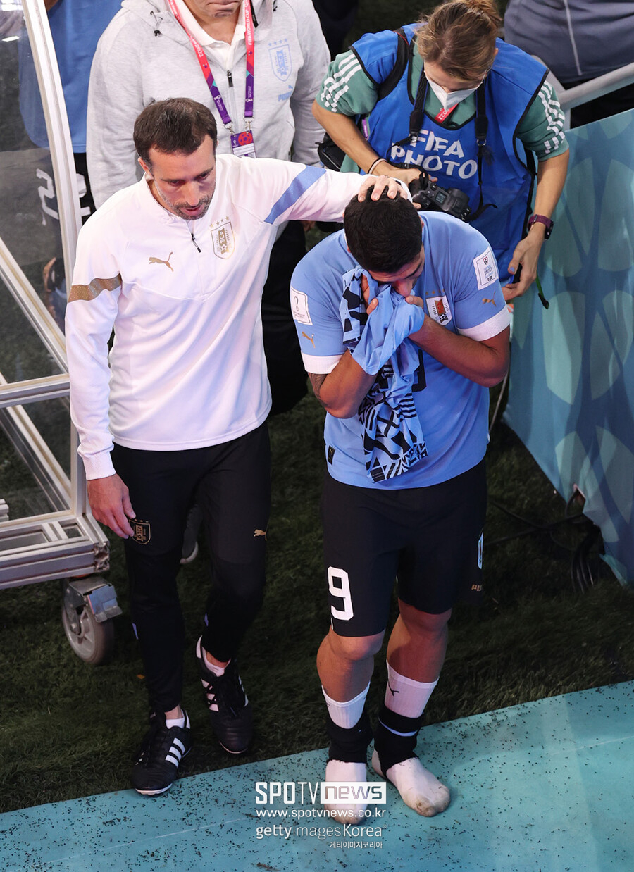 ▲ 2022 카타르 월드컵 16강 진출에 실패한 뒤 눈물을 흘리며 퇴장하는 루이스 수아레스