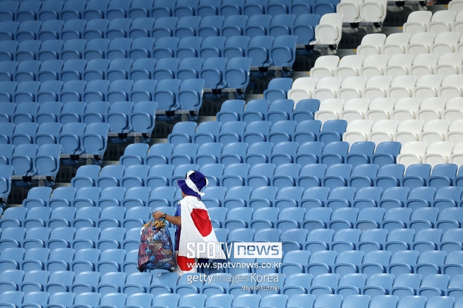 ▲ 6일(한국시간) 크로아티아와 경기를 끝나고 경기장을 청소한 일본 관중.