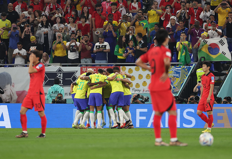 ▲ 브라질이 득점을 한 뒤에 환호하고 있다. 한국 선수들은 고개를 떨궜다 ⓒ연합뉴스