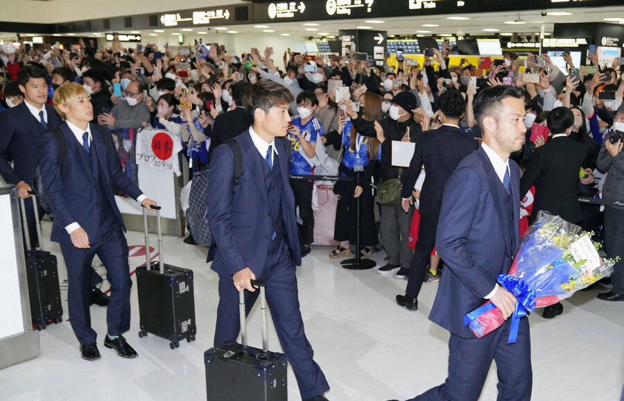 ▲ 주장 요시다 마야(샬케 04)를 시작으로 나리타 공항으로 입국한 일본 대표팀. ⓒ피파 공식