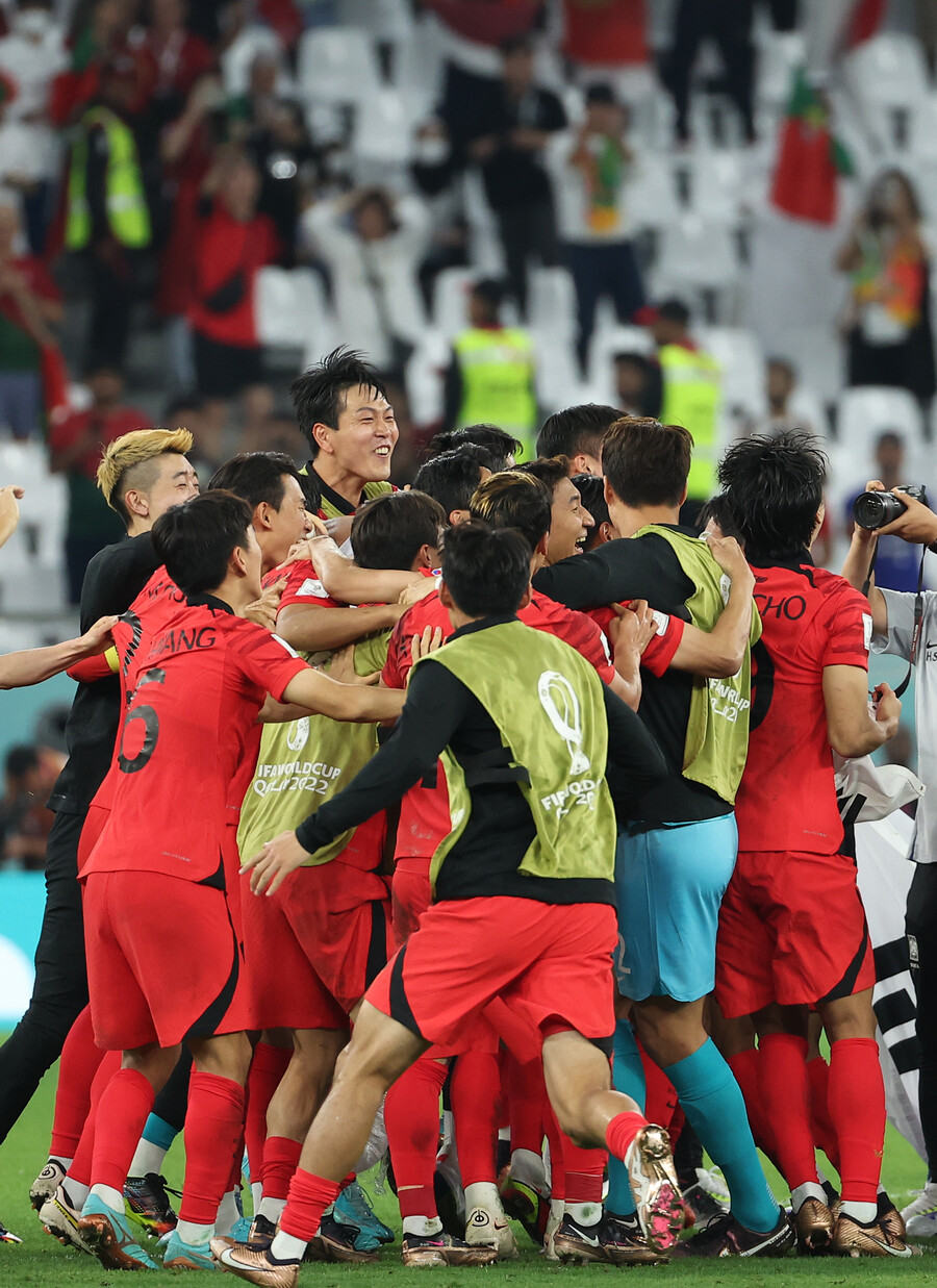 ▲ A seleção nacional de futebol comemora após uma vitória por 2 a 1 sobre Portugal e garantiu sua vaga nas oitavas de final da Copa do Mundo do Catar de 2022.  ⓒYonhap News