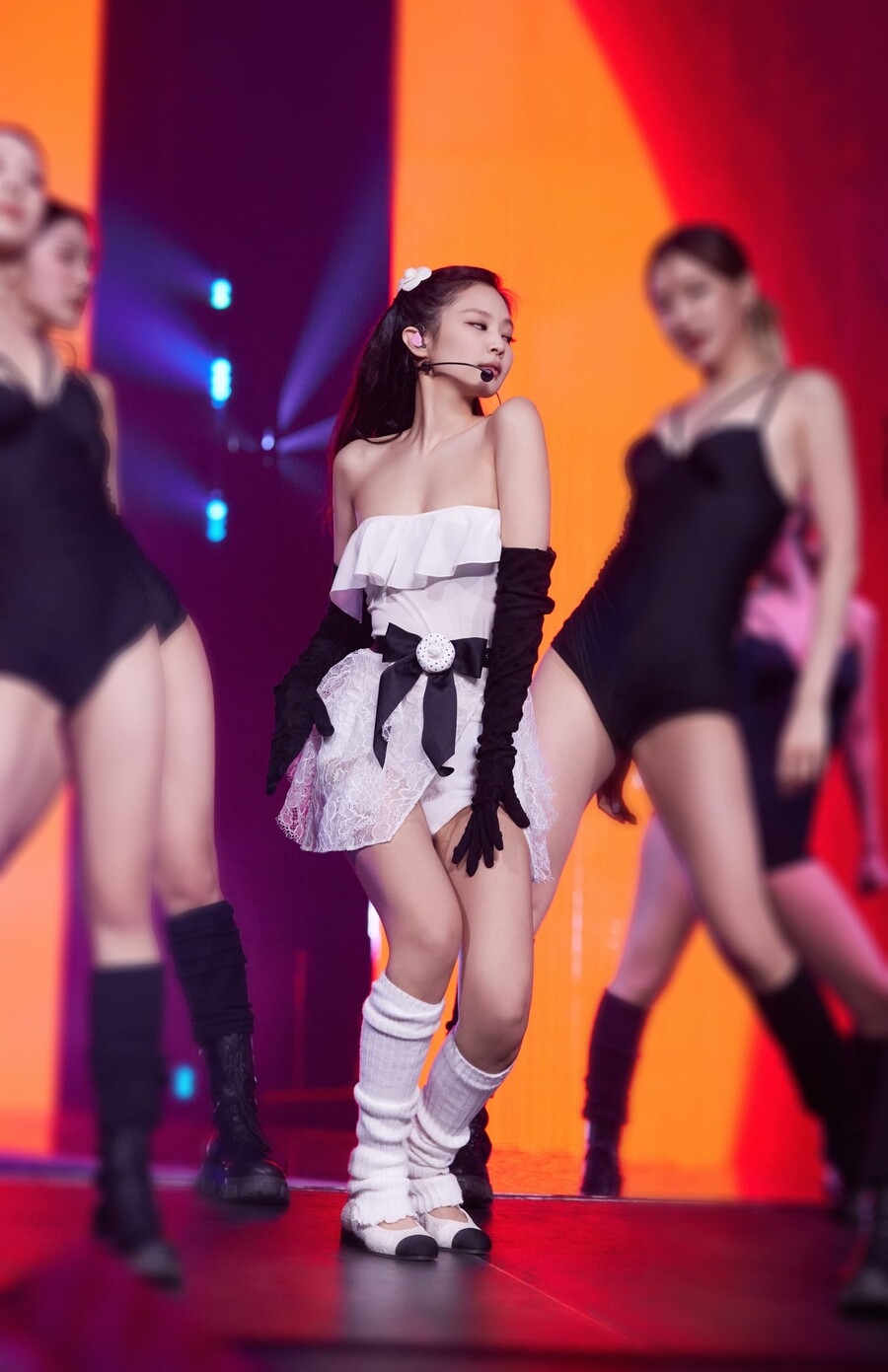 Jennie Stuns in Her Luxurious Chanel Stage Outfit - 77