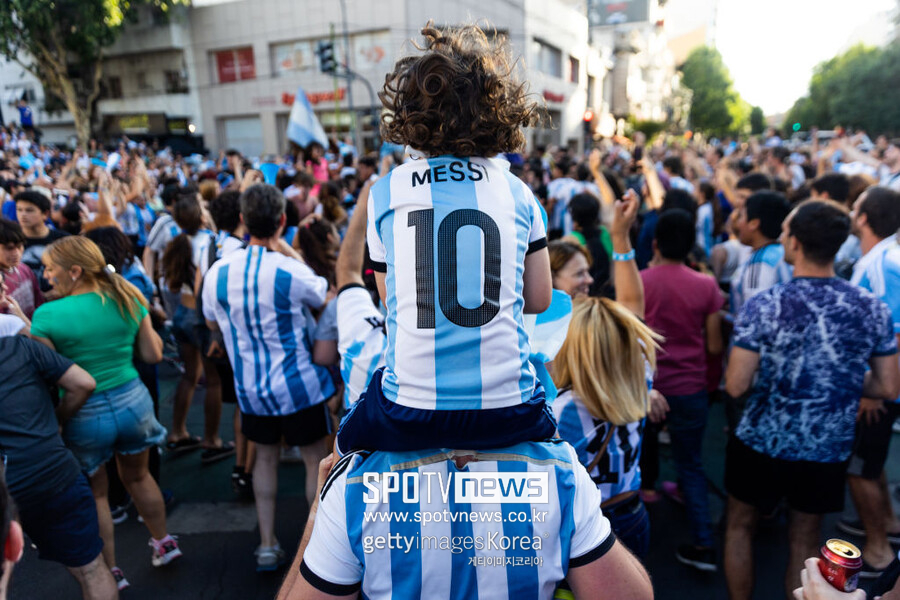 ▲ 리오넬 메시의 등번호 10번이 적힌 유니폼을 입은 아르헨티나의 어린이 팬