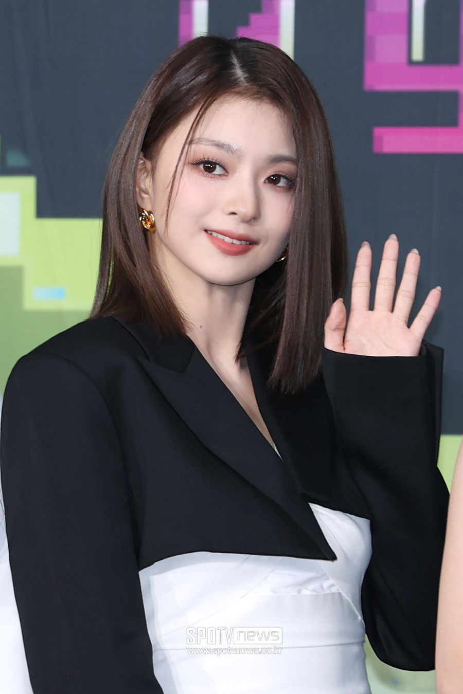 포토S] 프로미스나인 이나경, 예쁜 손인사 < 현장취재기사 < 연예포토 < 기사본문 - SPOTV NEWS
