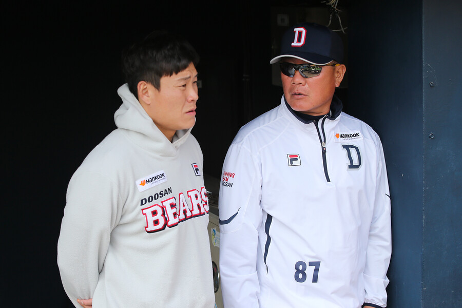 ▲ 두산 베어스에서 선수와 코치로 함께 몸담았던 박세혁(왼쪽)과 아버지 박철우. ⓒ 두산 베어스