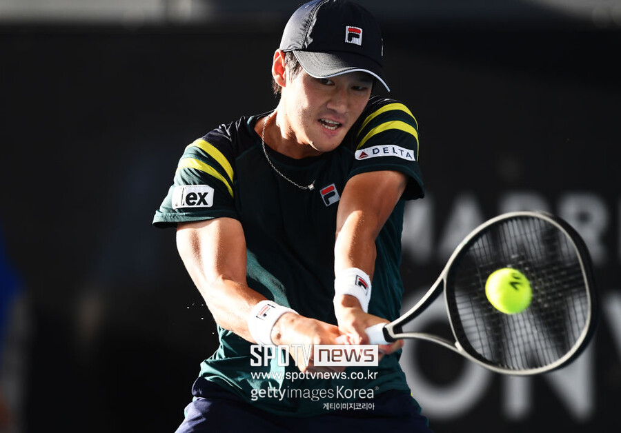 ▲ 권순우가 2023 ATP 투어 애들레이드 인터내셔널 2차 대회 단식 결승전에서 백핸드를 치고 있다.