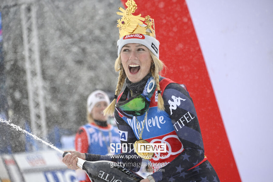 ▲ FIS 월드컵에서 여자부 통산 최다 우승 기록인 83승을 달성한 미카엘라 시프린이 샴페인을 터뜨리고 있다.