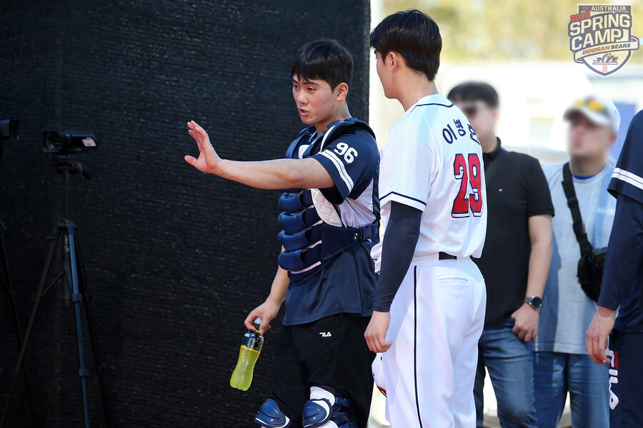 ▲ Lee Byung Hun conversando com o apanhador novato Yoon Jun Ho (à esquerda) ⓒ Doosan Bears