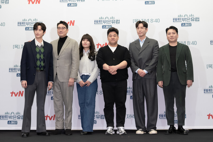 ▲ tvN '텐트 밖은 유럽-스페인 편' 권율, 조진웅, 홍진주 PD, 강궁 PD, 최원영, 박명훈. 제공| tvN