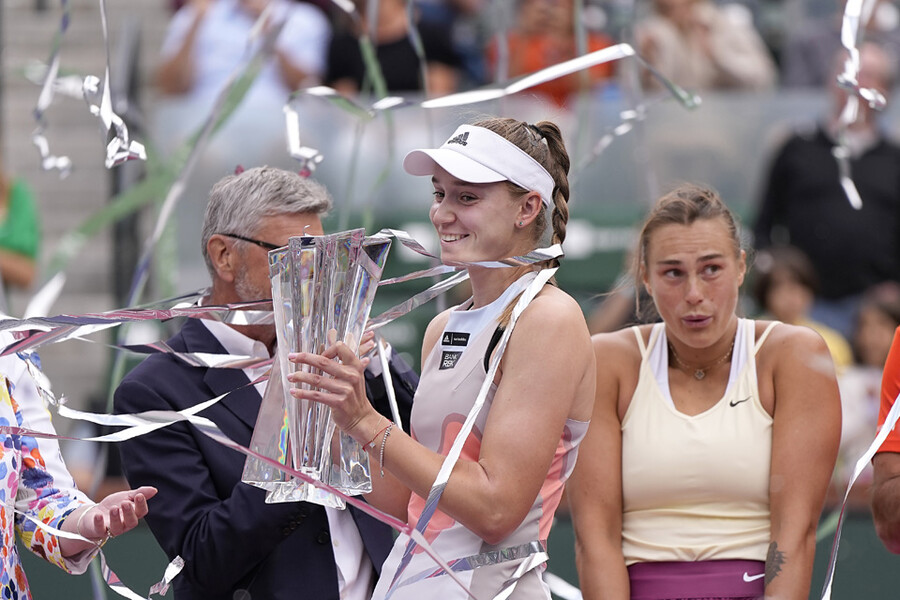 ▲ 2023 WTA 투어 BNP 파리바 오픈에서 우승한 엘레나 리바키나(가운데)와 준우승한 아리나 사발렌카(오른쪽) ⓒ연합뉴스/AP