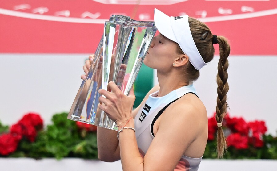 ▲ 2023년 WTA 투어 BNP 파리바 오픈에서 우승한 엘레나 리바키나가 우승 트로피에 입맞춤하고 있다. ⓒ연합뉴스/AP