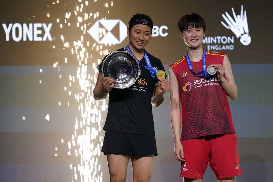 ▲ 2023 BWF 전영오픈 여자단식에서 우승한 안세영(왼쪽)와 준우승한 천위페이 ⓒ연합뉴스/AP