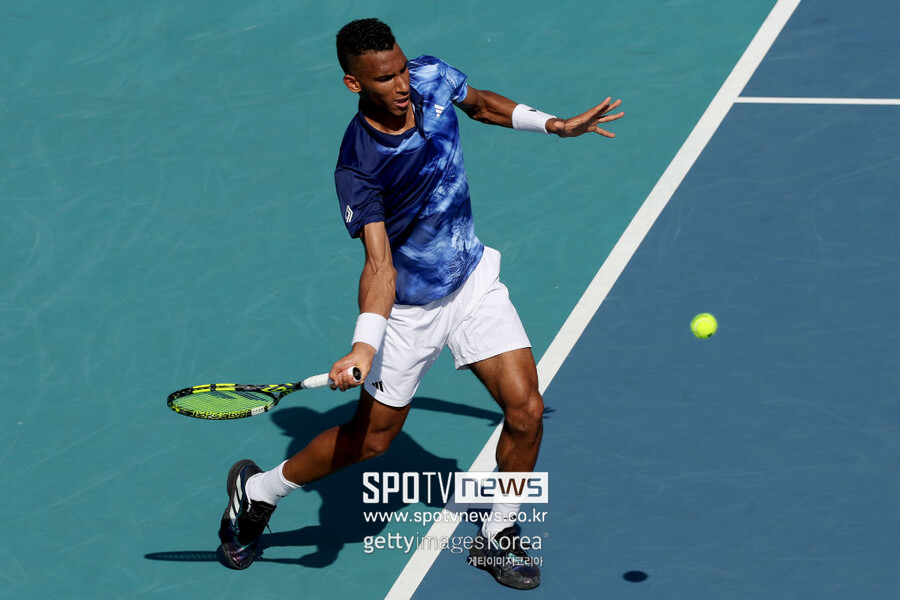 ▲ 펠릭스 오제알리아심이 2023 ATP 투어 마이애미 오픈 2회전에서 경기를 펼치고 있다.
