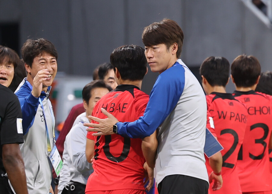 ▲ 선수들을 안아주는 김은중 20세 이하(U-20) 축구대표팀 감독. 에콰도르에 3-2로 이기고 8강에 올랐다.