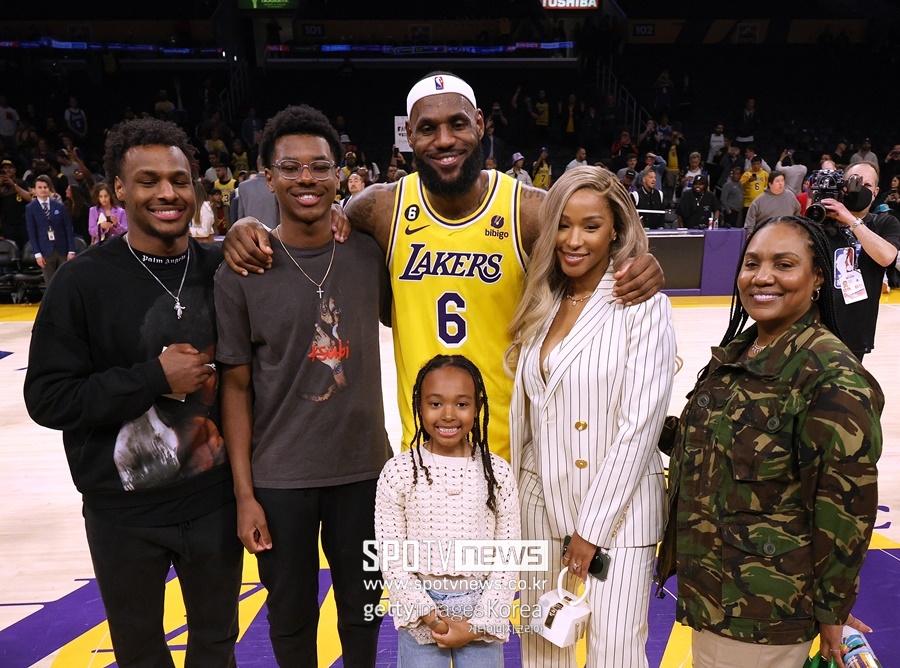 ▲ 르브론의 NBA 역대 최다 득점 1위를 축하하기 위해 모인 가족들.