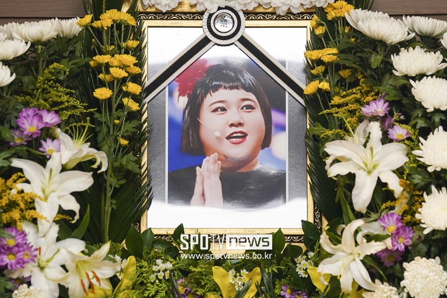 "누구보다 웃음에 진심" 故이지수 영정 공개…이어지는 추모 물결