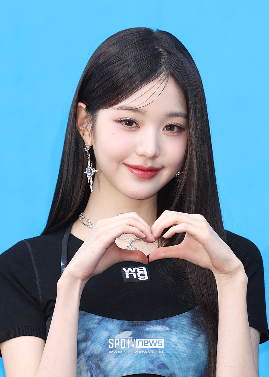포토S] 아이브 장원영, 본투비 아이돌 < 현장취재기사 < 연예 < 기사본문 - SPOTV NEWS