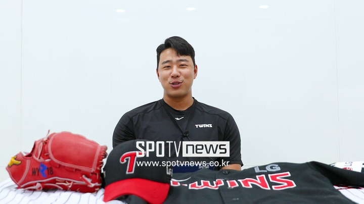 ▲ Jung Woo Young deu uma entrevista ao SPOTV News