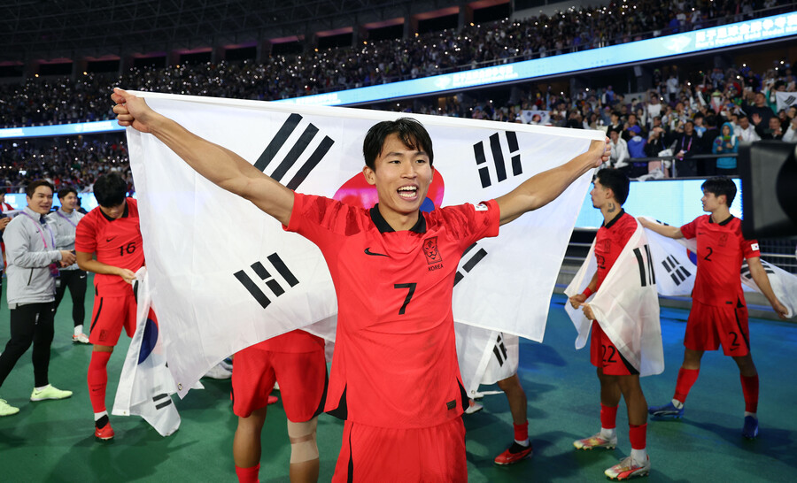 ▲ 24세 이하 축구대표팀, 항저우 아시안게임에서 금메달을 획득했다 ⓒ 연합뉴스