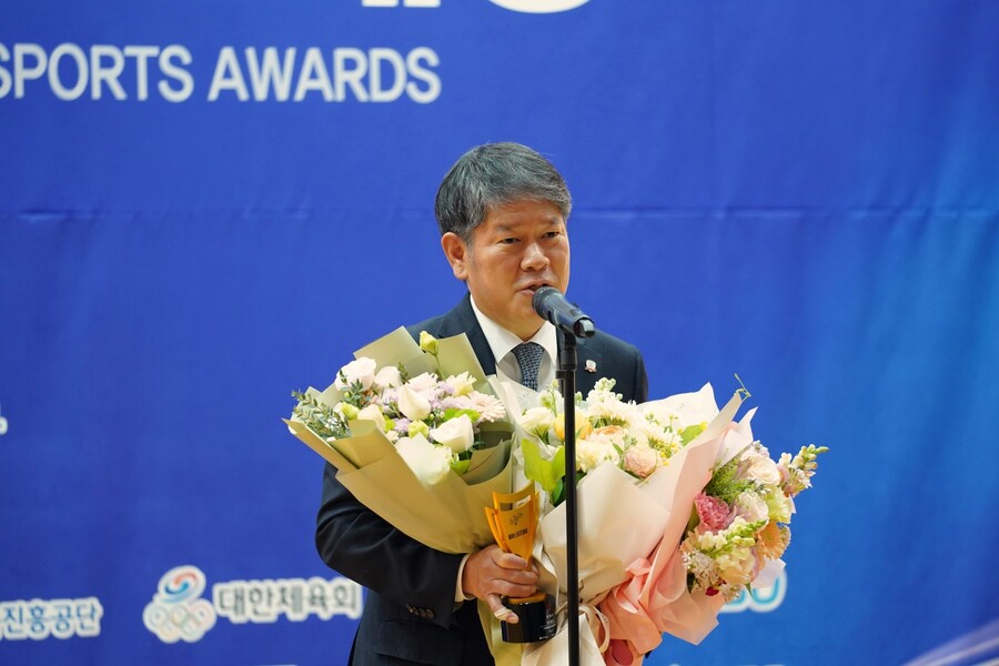 이용훈 스페셜올림픽코리아 회장이 '2023 동아스포츠대상' 시상식에서 특별상을 수상한 뒤 소감을 전하고 있다.